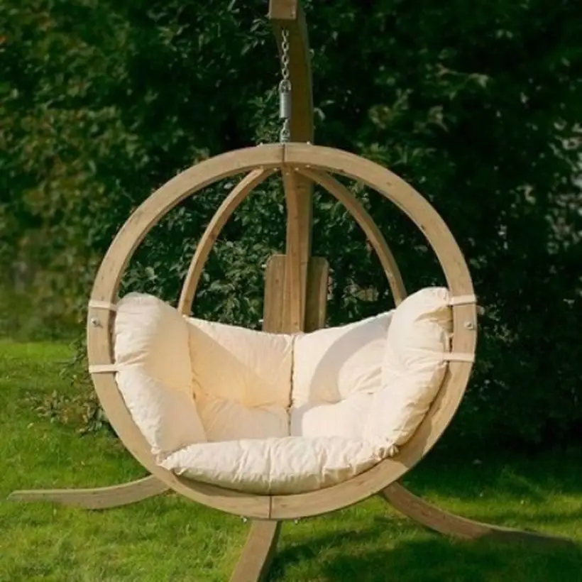 Swinging garden chair