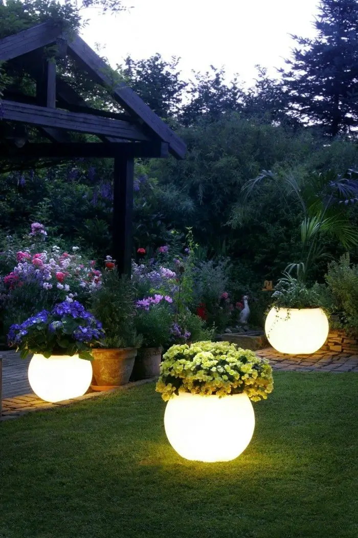 solar landscape lighting