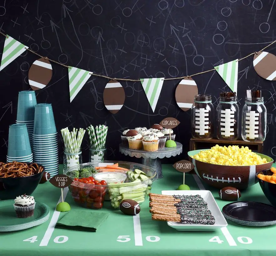 22 Festive Table Decoration for Your Super Bowl Party - Talkdecor