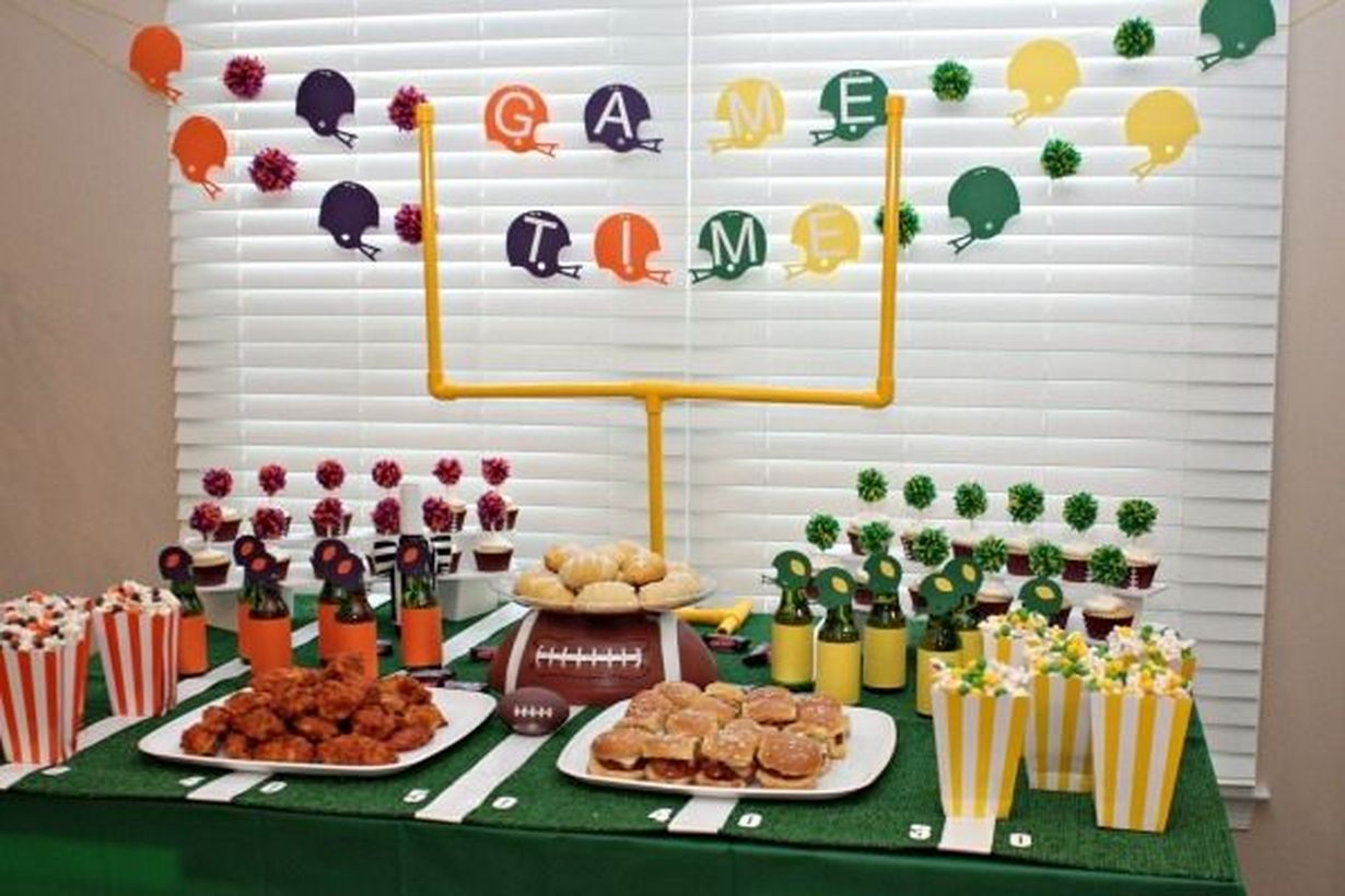 22 Festive Table Decoration for Your Super Bowl Party Talkdecor