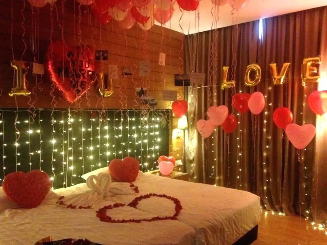 Decorate Bedroom With Balloons On Anniversary