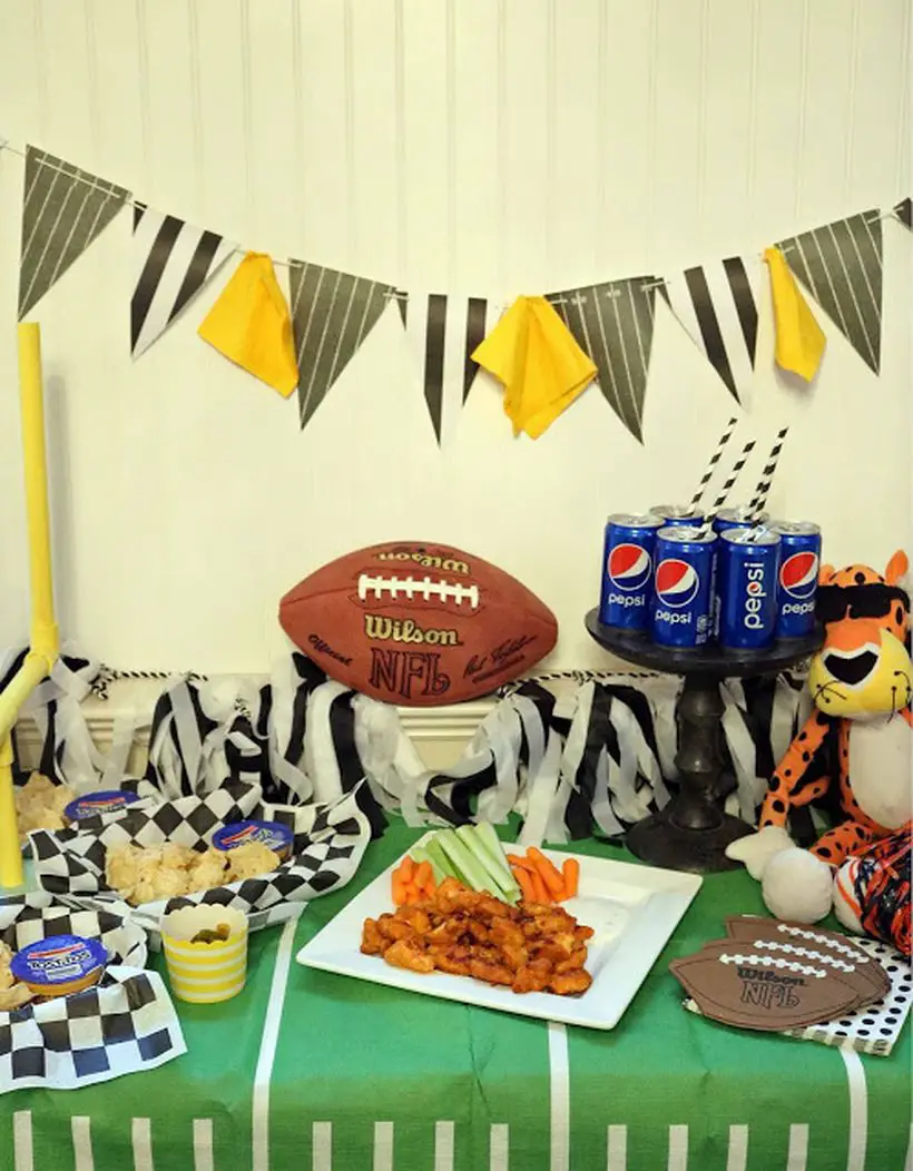22 Festive Table Decoration for Your Super Bowl Party Talkdecor