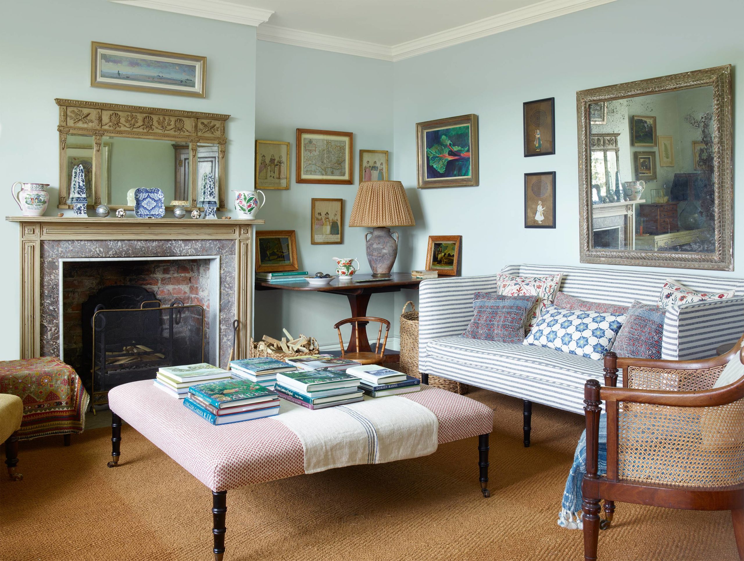 Country Decorating Baker's Rack In Living Room