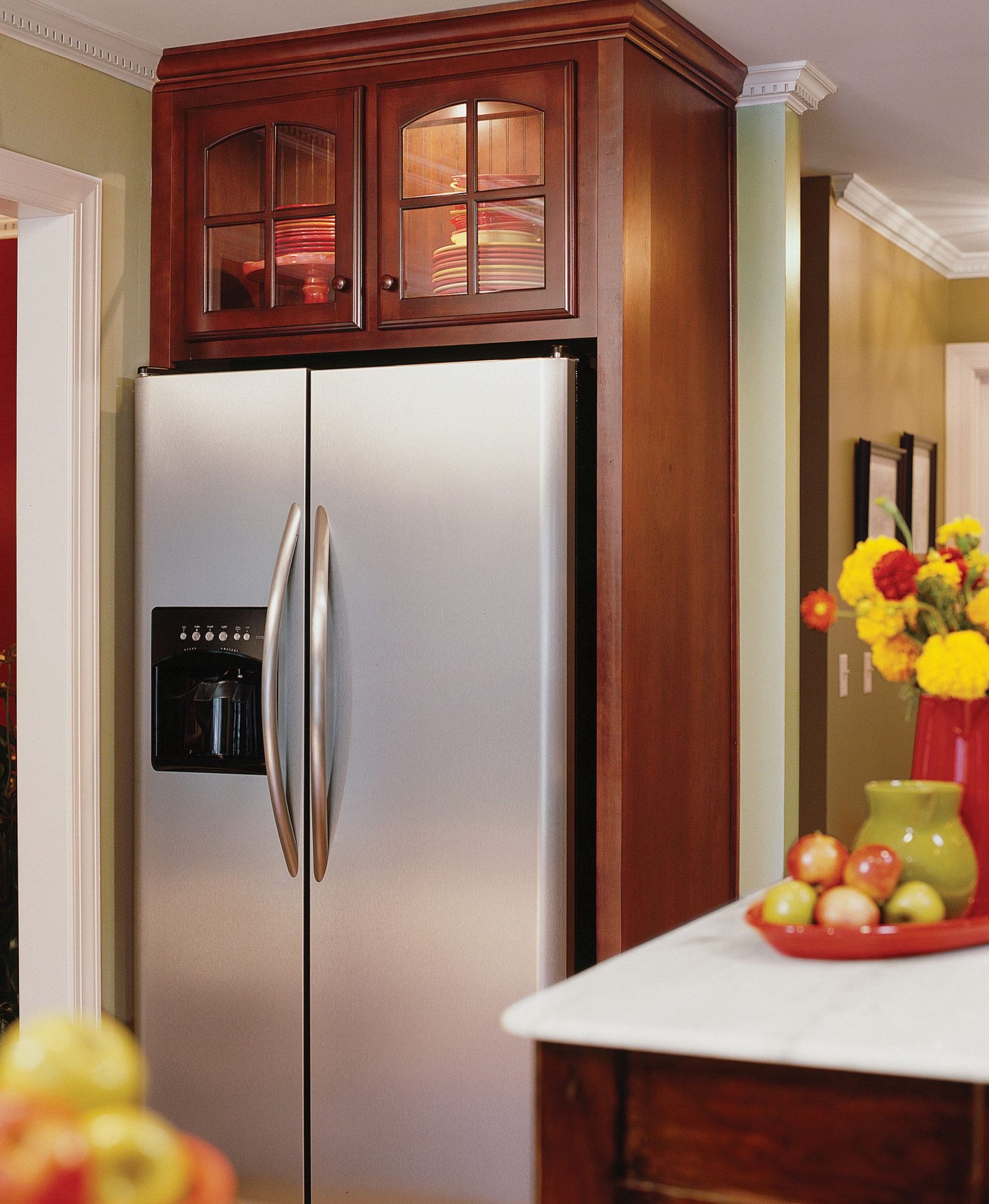 Cupboard glass fridge cooker. Холодильник на кухне. Холодильник в шкафу в кухне. Шкафчик над холодильником. Шкаф над холодильником в кухне.