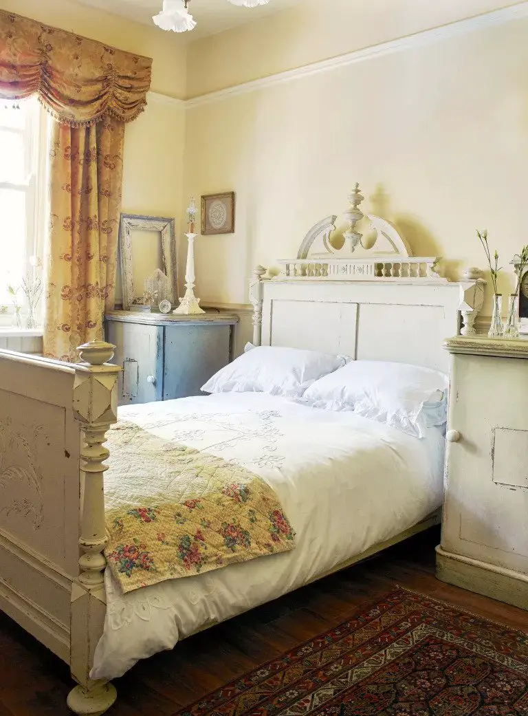 Old-Fashioned Way to Decorate Your Vintage Bedroom - Talkdecor