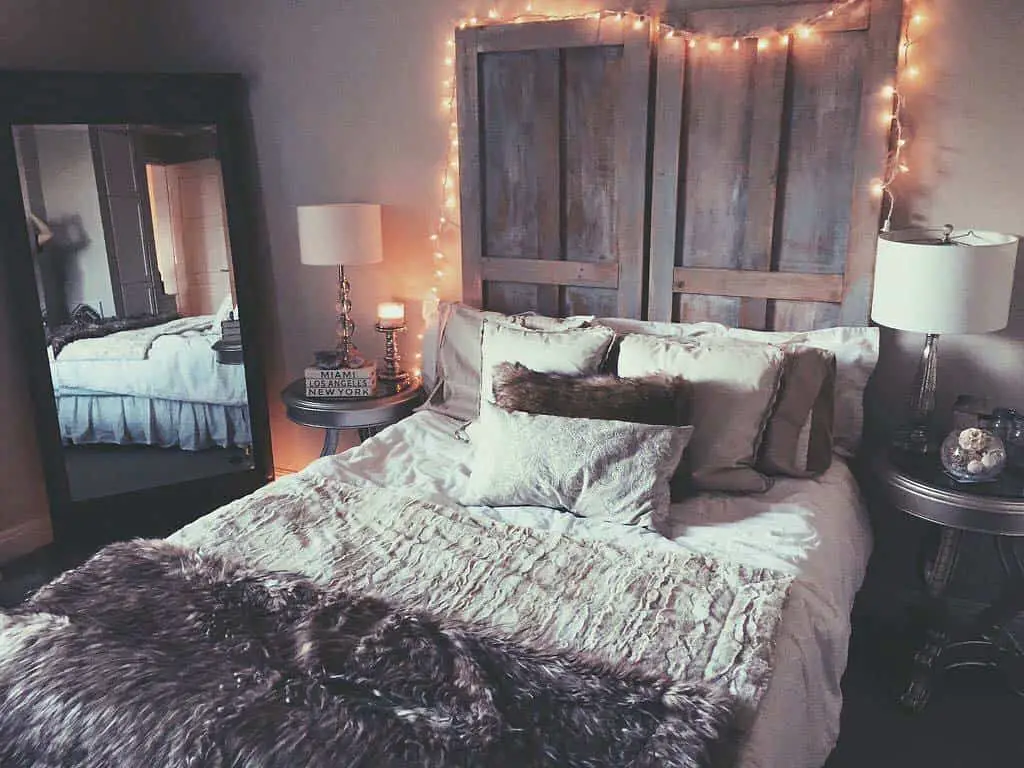 25 Beautiful Winter Bedrooms with Faux Fur for Your Reference - Talkdecor